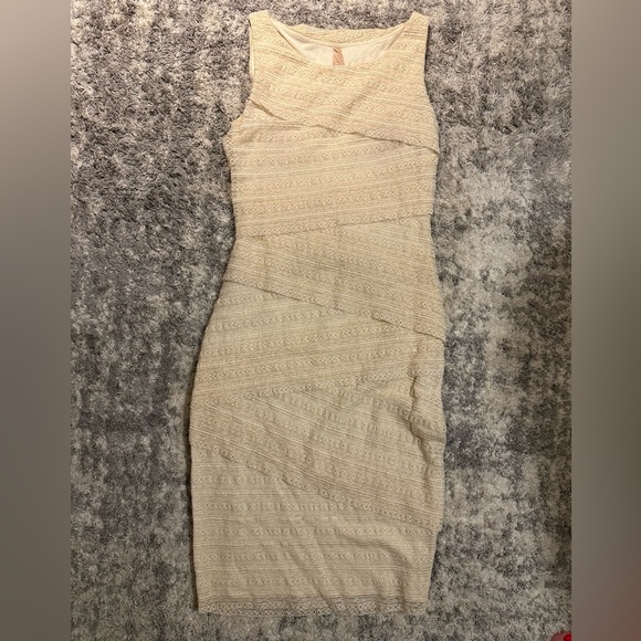 Bailey 44 Cream Colored Lace Ruffled dress.  Size small - Picture 1 of 5